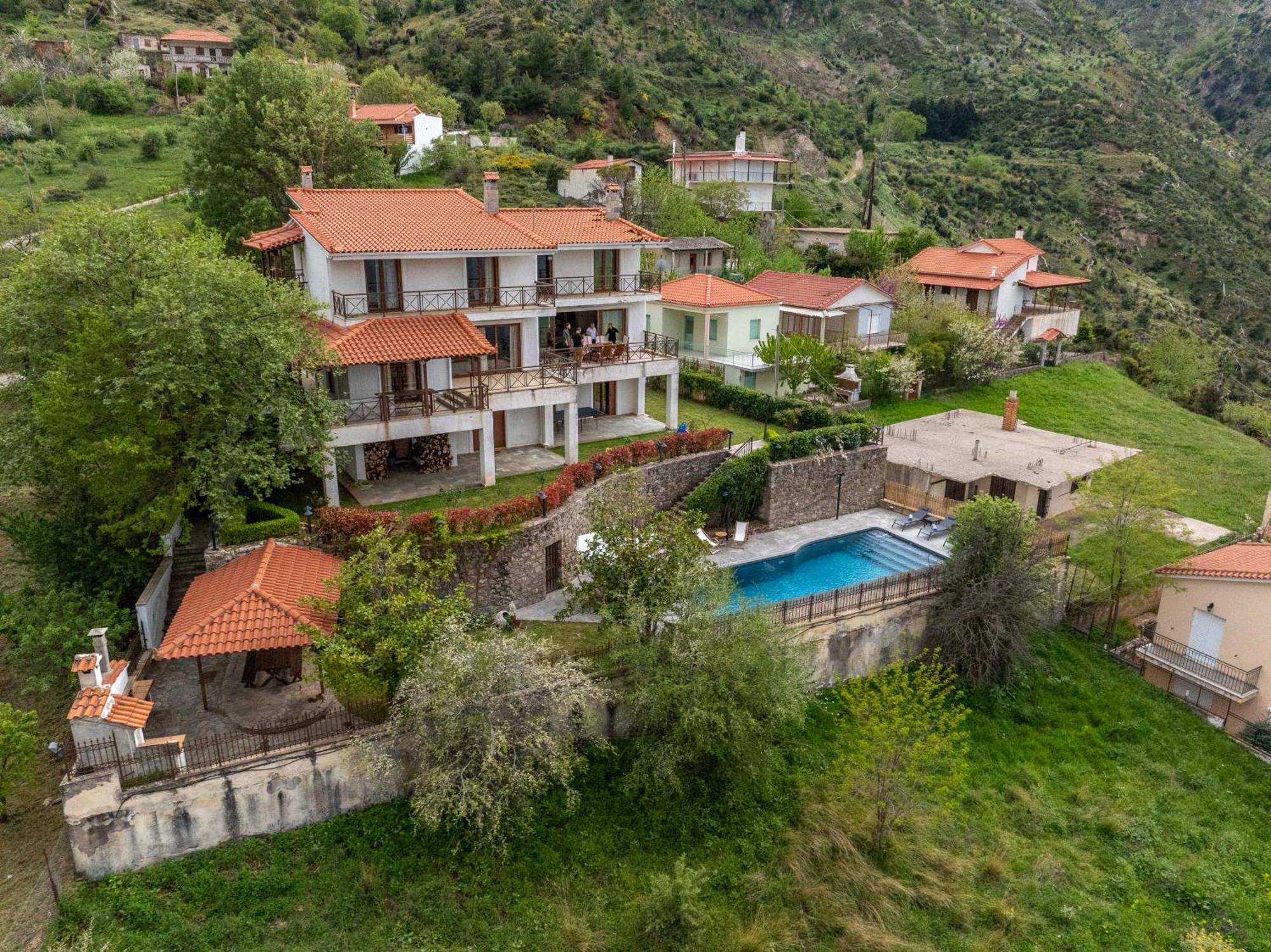 Traditional Luxury Villa Armonia Égio Exterior foto